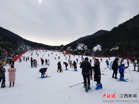 滑雪、赏凇、泡泉 庐山“冰雪嘉年华”启幕