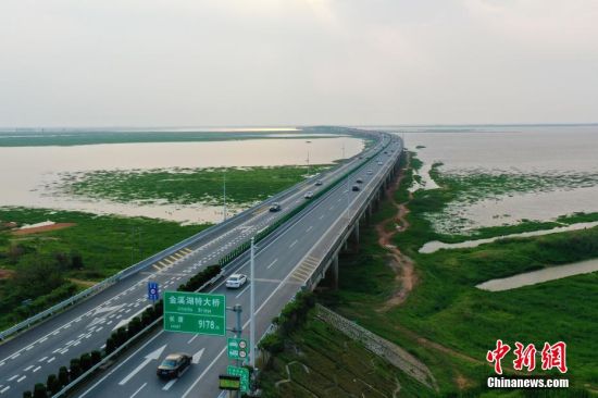 航拍江西最长公路桥梁 如长龙横卧鄱阳湖核心湖区