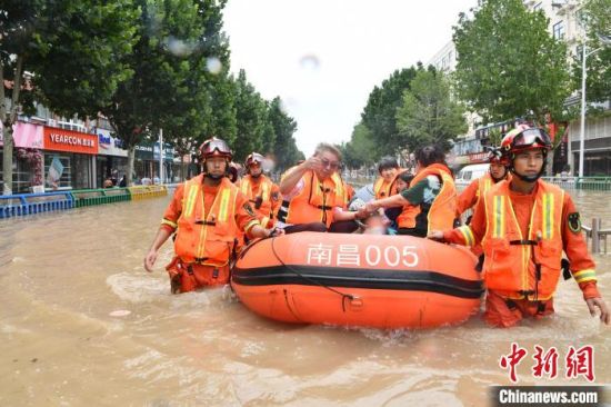 江西南昌消防营救疏散郑州被困群众2000余人