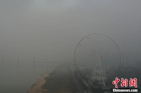 江西南昌遭遇强浓雾天气 高层建筑“隐身”