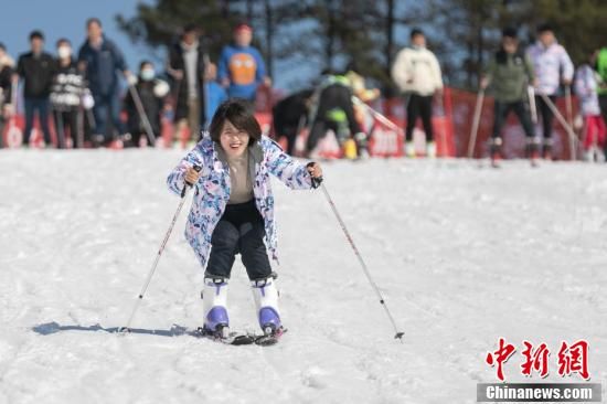 冬奥会倒计时一个月 江西民众体验滑雪运动