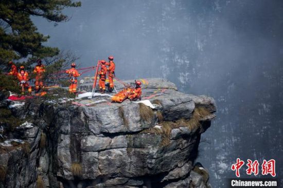 庐山风景区消防救援队开展山岳救援实战演练
