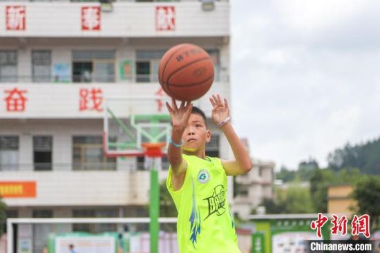 赣南大山深处小学篮球赛激战正酣