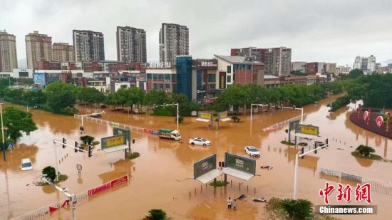 江西龙南：城乡多地被淹 紧急转移受困群众