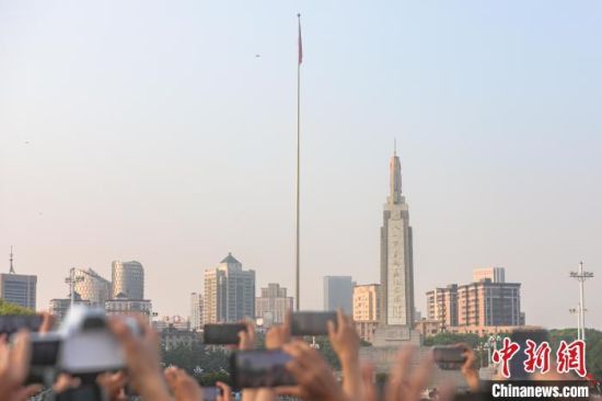 江西南昌八一广场举行建军95周年升旗仪式