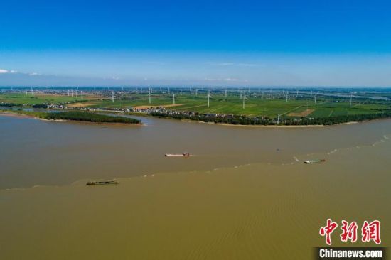 航拍鄱阳湖与长江交汇处现“江湖两色”景观
