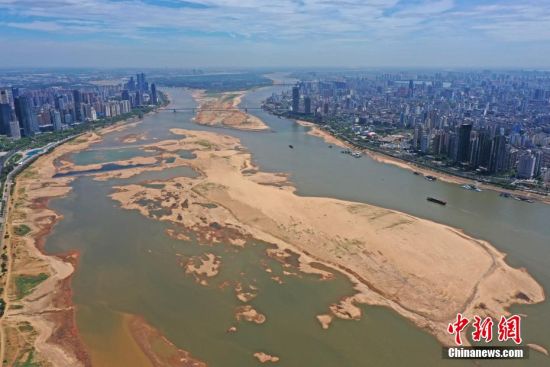 江西南昌：赣江水位持续走低 大片河床显露