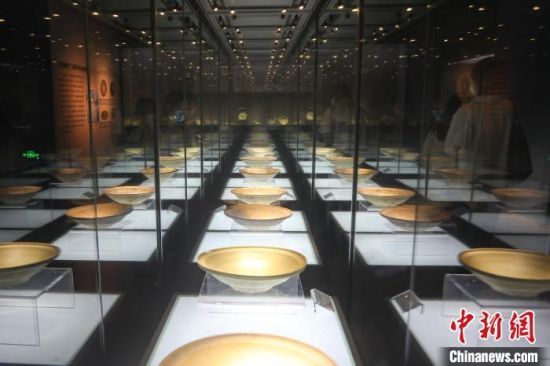 游客进景德镇中国陶瓷博物馆享中秋假期时光