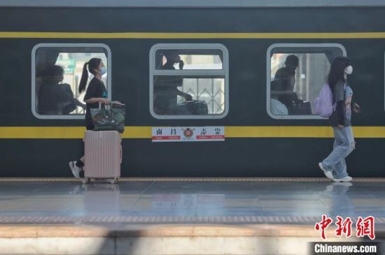 “十一”首日 南昌铁路迎来客流出行高峰