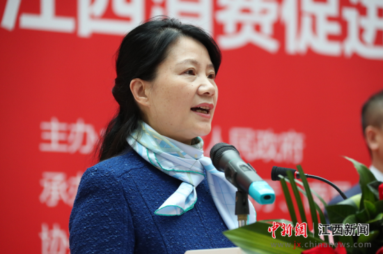 江西省商务厅厅长刘翠兰介绍"走进春天,江西消费促进季"活动.