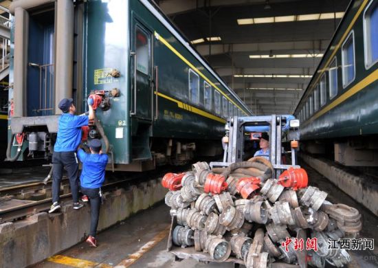 南昌车辆段进行空调检修 确保暑运旅客凉爽出行