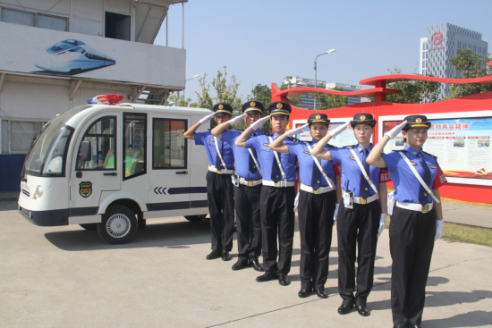 南昌西站综合服务中心城管文明执法小分队正式上岗