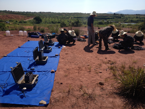 图为在野外开展物探测量