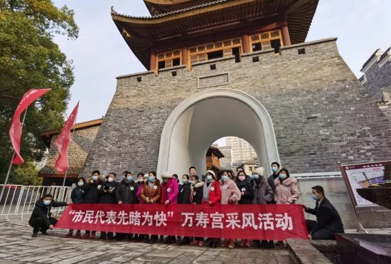 广润门前第一批采风原住民和市民代表们合影