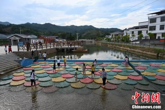 江西省赣州市安远县鹤子镇阳佳村儿童们在村美食广场休闲游乐.