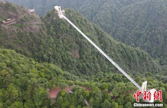 航拍江西省赣州市安远县的三百山玻璃桥.中新社记者 毛建军 摄