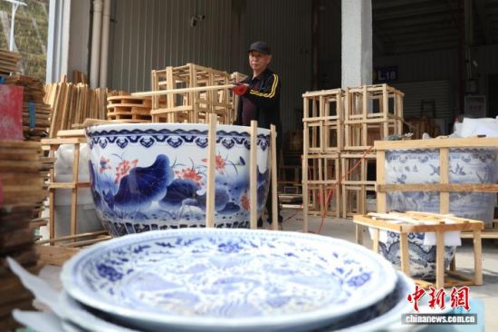 ͼΪһҵԱľΪһմˮ׽д ռ 