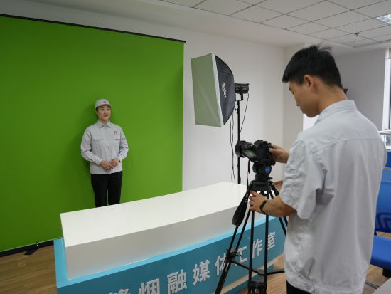 ͼΪ��ý�崴�¹����ҳ�Ա�������㡰ȫ����һ���������Ҷ�������������Ƭ