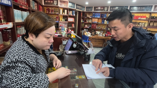 ͼΪ�������̲ݾ�Ӫ����Ա���Ѿ����ң��������ۿͻ�ë�������󣩽������ݷ�������ʢ ��