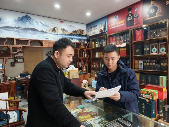 ͼΪ�������̲ݾ�Ӫ����Ա���Ѿ����ң�ָ�����ۿͻ����Ѿ����󣩶���Ʒ��̨���н��е�������ʢ ��