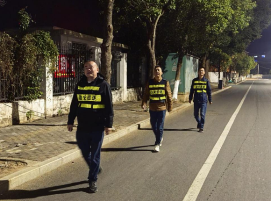 ����ͼΪ����ʢ���ΰ�Ѳ�߶ӿ�չҹ���ΰ�Ѳ��