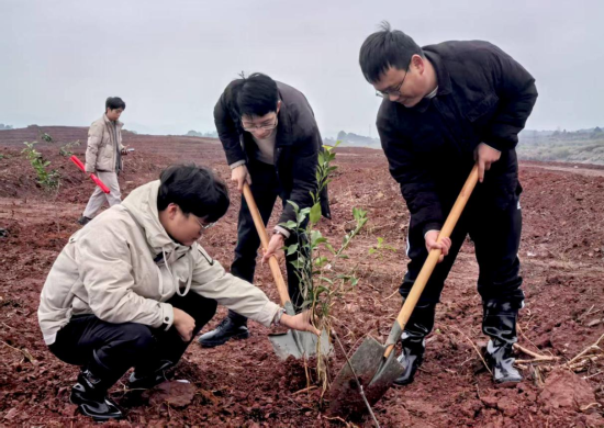 ͼΪ���򡢴幤����Ա�͵���Ⱥ�ڰ�������������ǡ��ɾ�ʮ�����ֲ���������硱