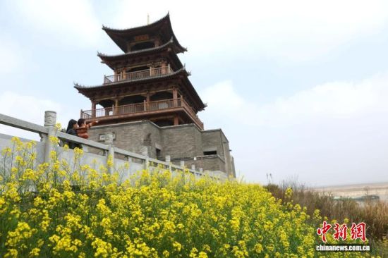 3��21�գ���������۶������Ǻ���С������ͤ�£�һ���οͱ��ź�������Զ����۶����ˮ�򡣼��� ��ռ�� ��