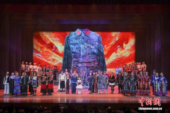 ͼΪ�ڽ��������ڶ��أ�ԭ���������硶��ʺ���¡�ĩβ��ȫ����Ա����лĻ��(����ͼ)������ ��