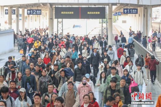 ͼΪ�����ϲ�վ���ÿʹ�վ̨���߹���(����ͼ)������ ��