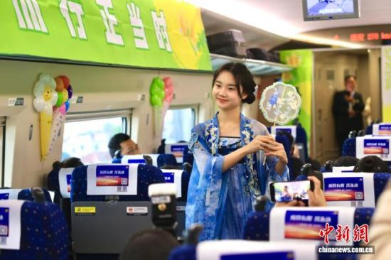 ͼΪG5003���г��ϣ������ϲ����˶ι�����Ա��չ�������顱�����г����Ϊ�ÿʹ����˺����㡢�໨���赸�Լ����ϴ�ɽ���Ⱦ��ʽ�Ŀ����˼ӱ ��