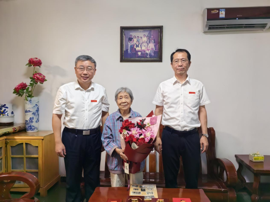 ������ҽҩ��ѧУ�쵼�߷�ο�ʻƽ���