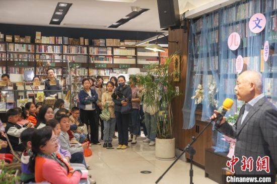 ͼΪ2025��4��12�գ������ϲ���Է��֪꣬����ͯ��ѧ����÷�Ӻ��Ķ��߼�����ֳ����ڶ�ҳ����ź�����������(����ͼ)������ ��