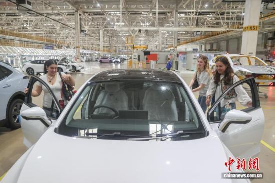 4��17�գ��ڽ���ʡ�ϲ��н��弯������Դ�������޹�˾�����Խ��Ŵ�ѧ��ţ���ѧ��������ѧ�ȸ�У�Ķ��������������Գ�����Դ������������ ��