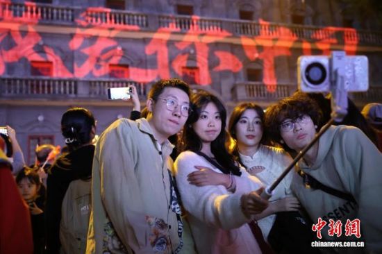 ͼΪ�ο����ϲ���һ��������ǰ�򿨡���Ӱ��һ���ƹ��㡣(����ͼ) �ϲ���һ�������ݹ�ͼ