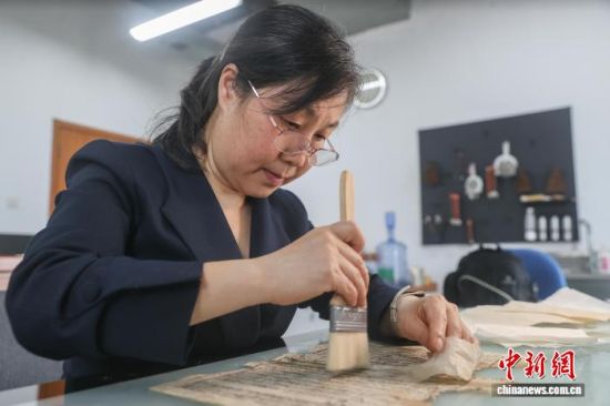 ͼΪ4��10�գ��޺����޸��ż���Ҷʱ����ëˢˢƽ��ֽ���ż��޸���������ÿһ������Ҫ�㹻���ģ����޺�ʮ���Ȱ���ݹ������������ܰ���רע�����״̬�������� ��