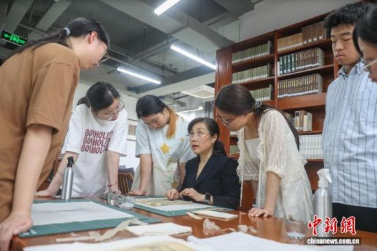 ͼΪ4��10�գ��޺�(ͼ��)�����ż��޸����մ�ϰ�ࡱ��ѧ�����н����޸����ɡ������� ��