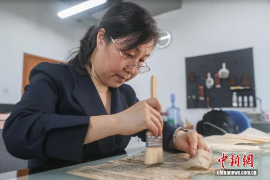 ͼΪ4��10�գ��޺����޸��ż���Ҷʱ����ëˢˢƽ��ֽ���ż��޸���������ÿһ������Ҫ�㹻���ģ����޺�ʮ���Ȱ���ݹ������������ܰ���רע�����״̬��