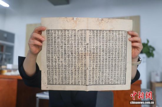 ͼΪ4��10�գ��޺���޲��õ���Ҷ���ڵƹ��£����ù��ߵ�͸��ԭ������ϸ����޲�Ч�����޺���Ϊ�����Լ���˫�����ò��ƵĹż��ػ����������Ļ��������������������ô��������ݹ������������ڡ�