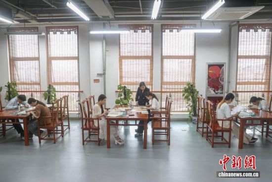 ͼΪ4��10�գ��޺죨ͼ�У�ָ�����ż��޸����մ�ϰ�ࡱѧ���޸��ż�����ݲعż��ڶ࣬��ƾ�޺�һ��֮���������ȫ���޸����������Ǿ���ɽ��ѧͼ�����2023��������ȫУ���贫ϰ�࣬ϣ���ø��������˲��뵽�ż�������ҵ������