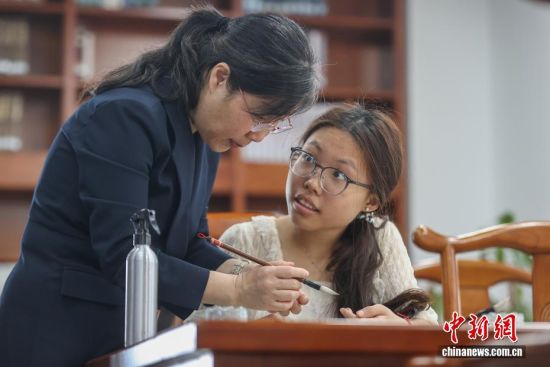 ͼΪ4��10�գ��޺죨ͼ�󣩸����ż��޸����մ�ϰ�ࡱ��ѧ�����Ⲣʾ������ϸ�ڡ���ϰ�࿪�������������ڣ��ۼ�����������ȫУ��רҵ����ʮ����ѧ���������˴�����Թż��޸���һ����֪��������Ҳϲ���������ż��գ�Ϊ�ż����������Լ����ഺ������