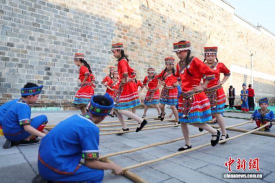 4��18�գ����Ľ����ġ��������������Ļ�ϵ�л�ڽ���ʡ������Ǧɽ�غӿ�����С�ͼΪ��ͯ����������������衣����ռ�� ��