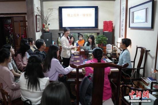 ͼΪ�ڽ������ķ��Ҷ���ᡱ�ϣ������ϲ����������������򡱵�Ů�Դ�ҵ����������Ǯ�ϼ�ѵ����(����ͼ) ���� ��