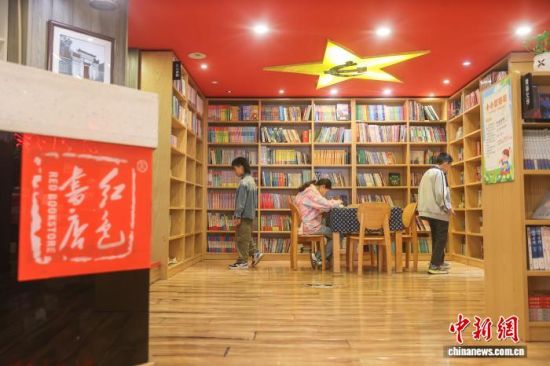 4��18�գ���λ�����ھ���ɽ����ɫ��ꡱ�ڿ�������顣������ ��