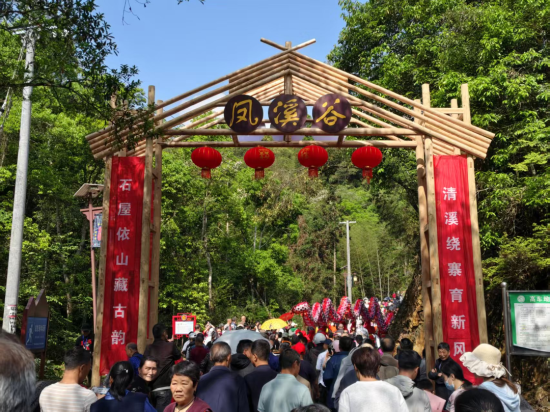 �����صڶ��조�������������Ļ����ڸ߳���������У�����Ⱥ��������ο͡�����α�����һ�á�����ѽڡ�������ίͳս����ͼ