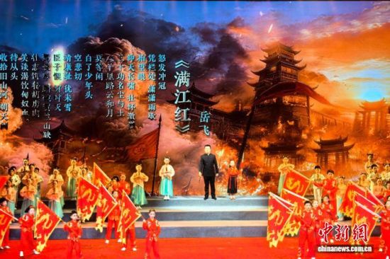 4��20�����磬�����������о��䡱�����ȫ���Ķ���ᡤ��ͥ�����Ķ���̳�ڽ����ϲ����С�ͼΪȺ��������������졷ƪ�¡����� ����Ȫ ��