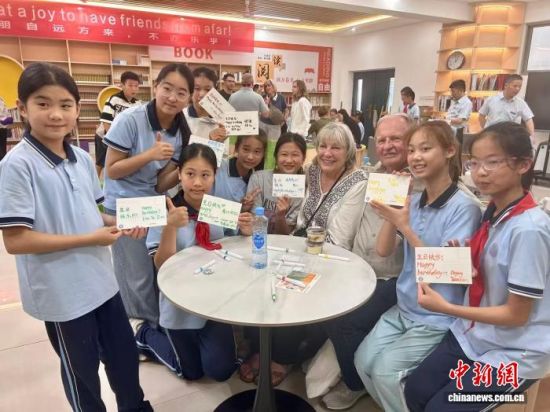 6��8�գ��ڽ����ƾ���ѧ������ѧ���й�ѧ��Ϊ־Ը�߿���˹͡������(Christine Riley)��������ף���ؿ�����Ө ��