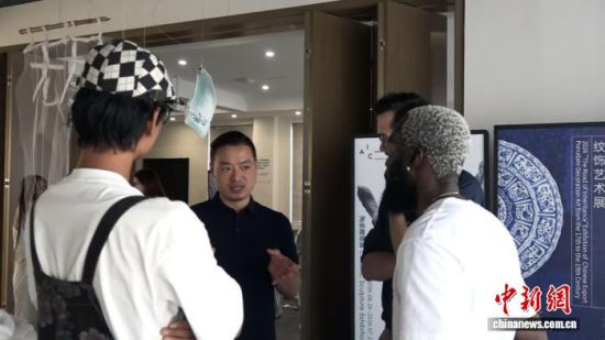 从“成为大师”到连接中外 青年“景漂”策展人的人生转身
