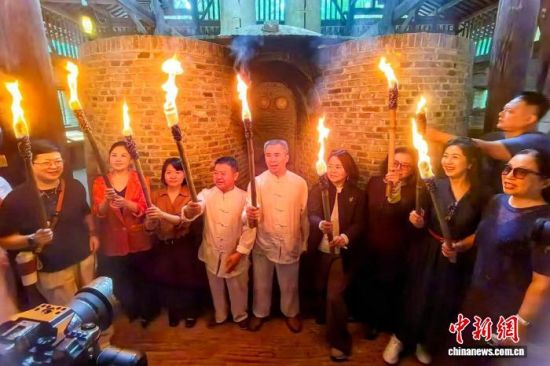 10��19�գ������������Ҥ���ײ�������Ԫ����ͷҤ���и��յ����ʽ����ԣ ��