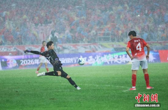 “赣超”雨中鏖战