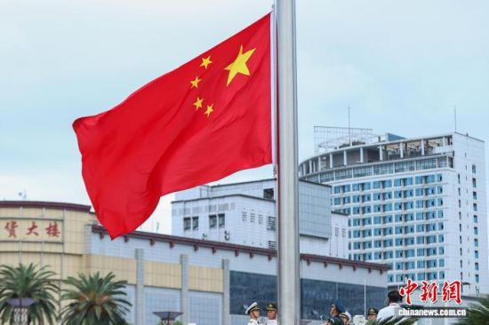 江西南昌举行国庆升旗仪式